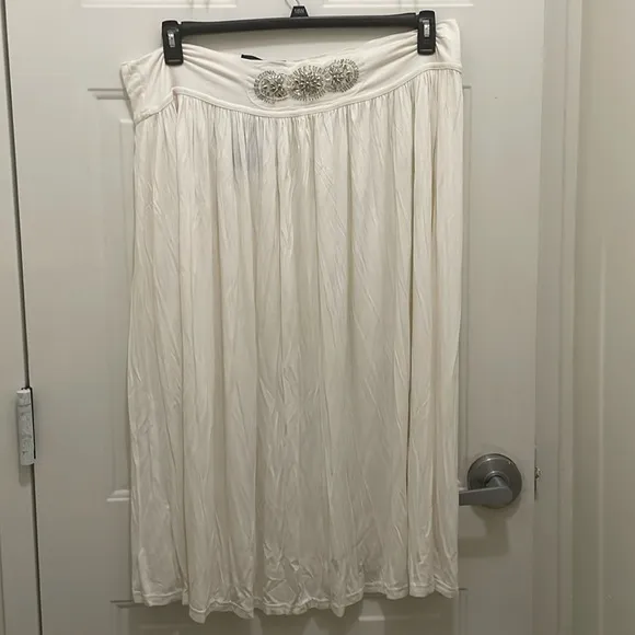 ASHLEY STEWART: NWT; Women’s plus size 22/24 beaded waist white maxi skirt.