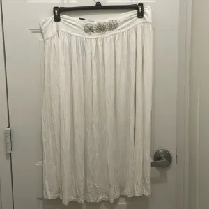 ASHLEY STEWART: NWT; Women’s plus size 22/24 beaded waist white maxi skirt.