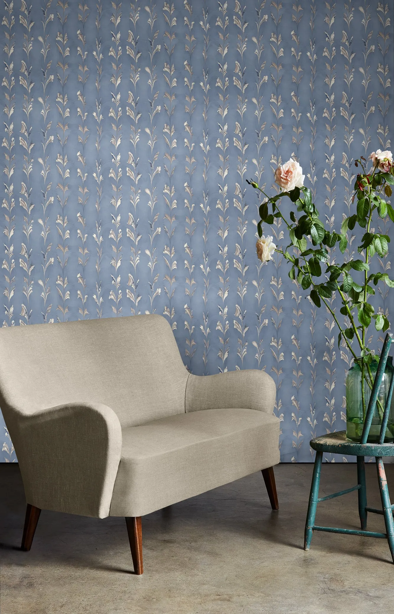 CLIMBING VINES WALLPAPER / BLUE ASH