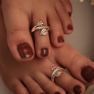 Juhi silver toe rings by Moha