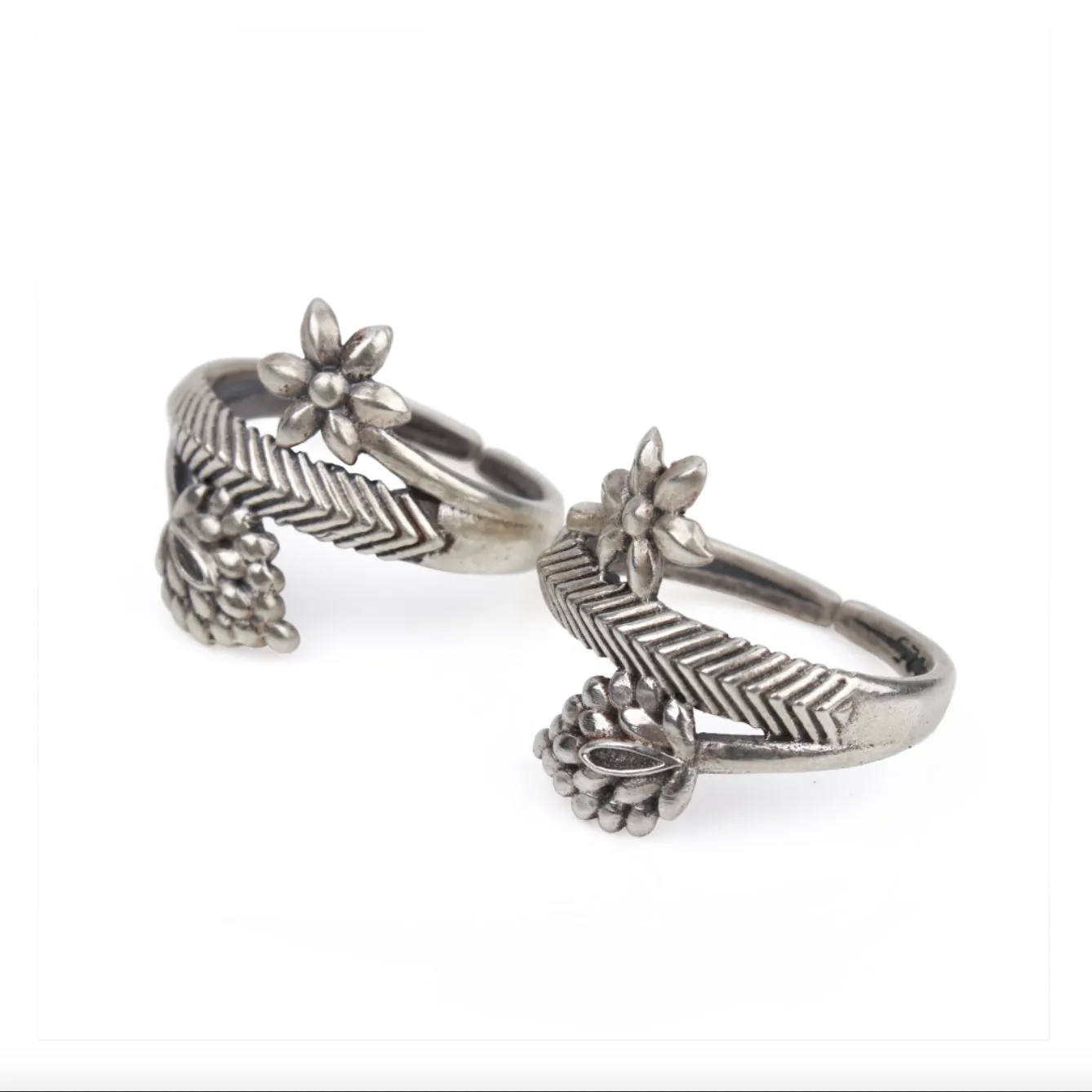 Juhi silver toe rings by Moha