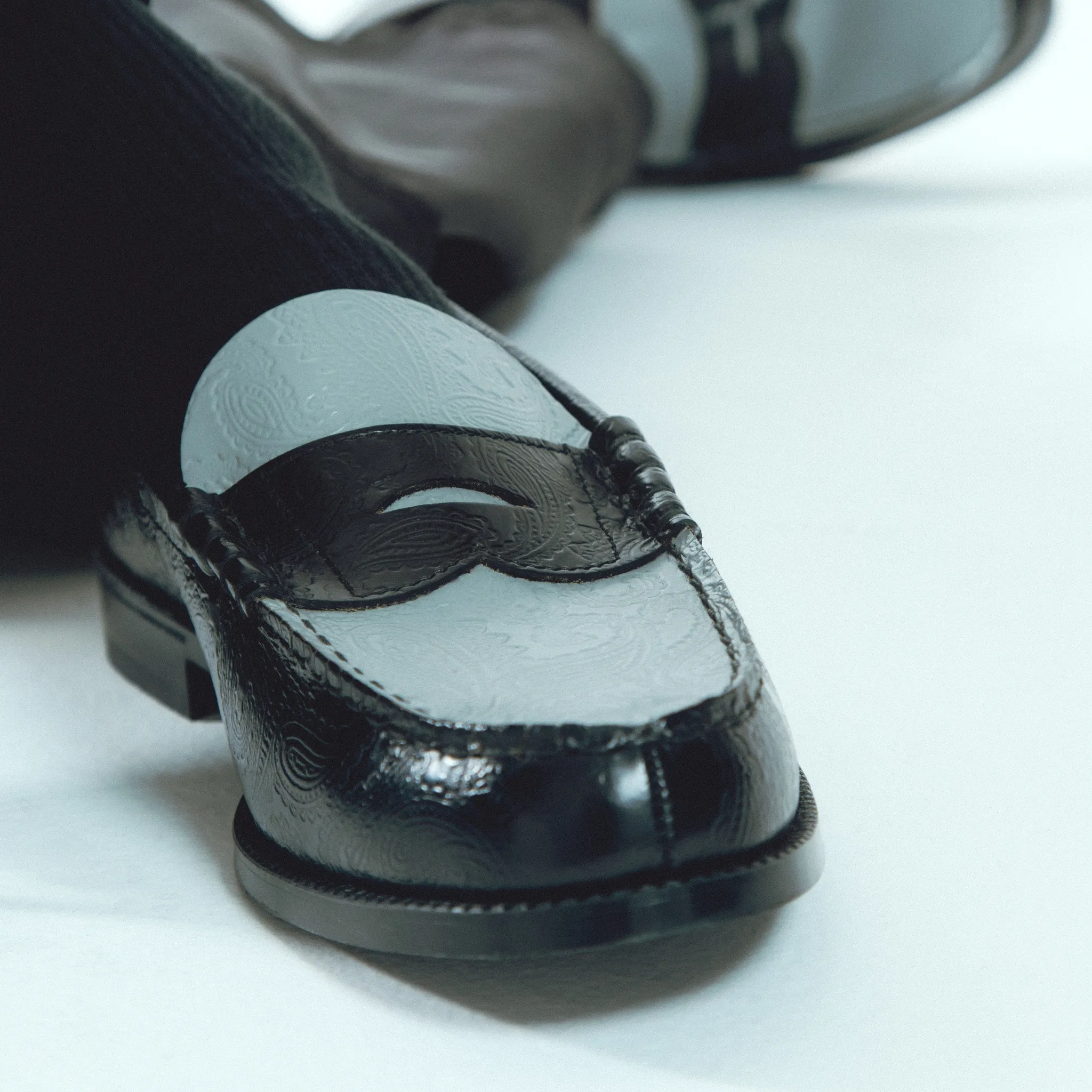 MENS EMBOSSED LOAFERS / BLACK GRAY PAISLEY
