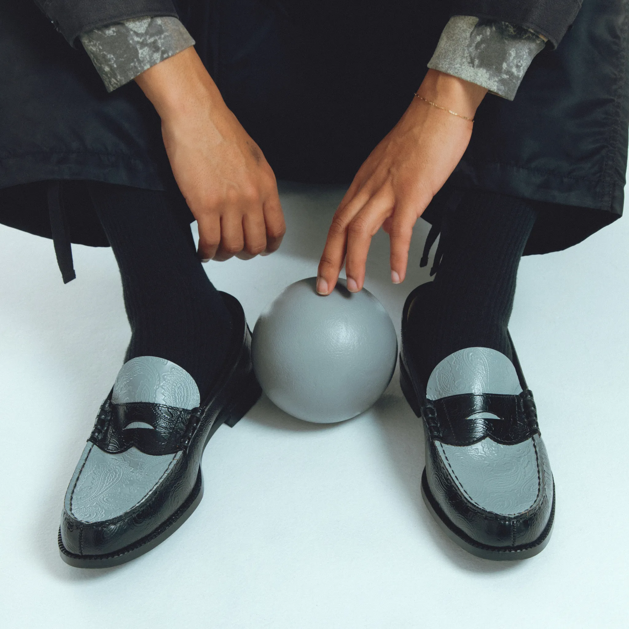 MENS EMBOSSED LOAFERS / BLACK GRAY PAISLEY