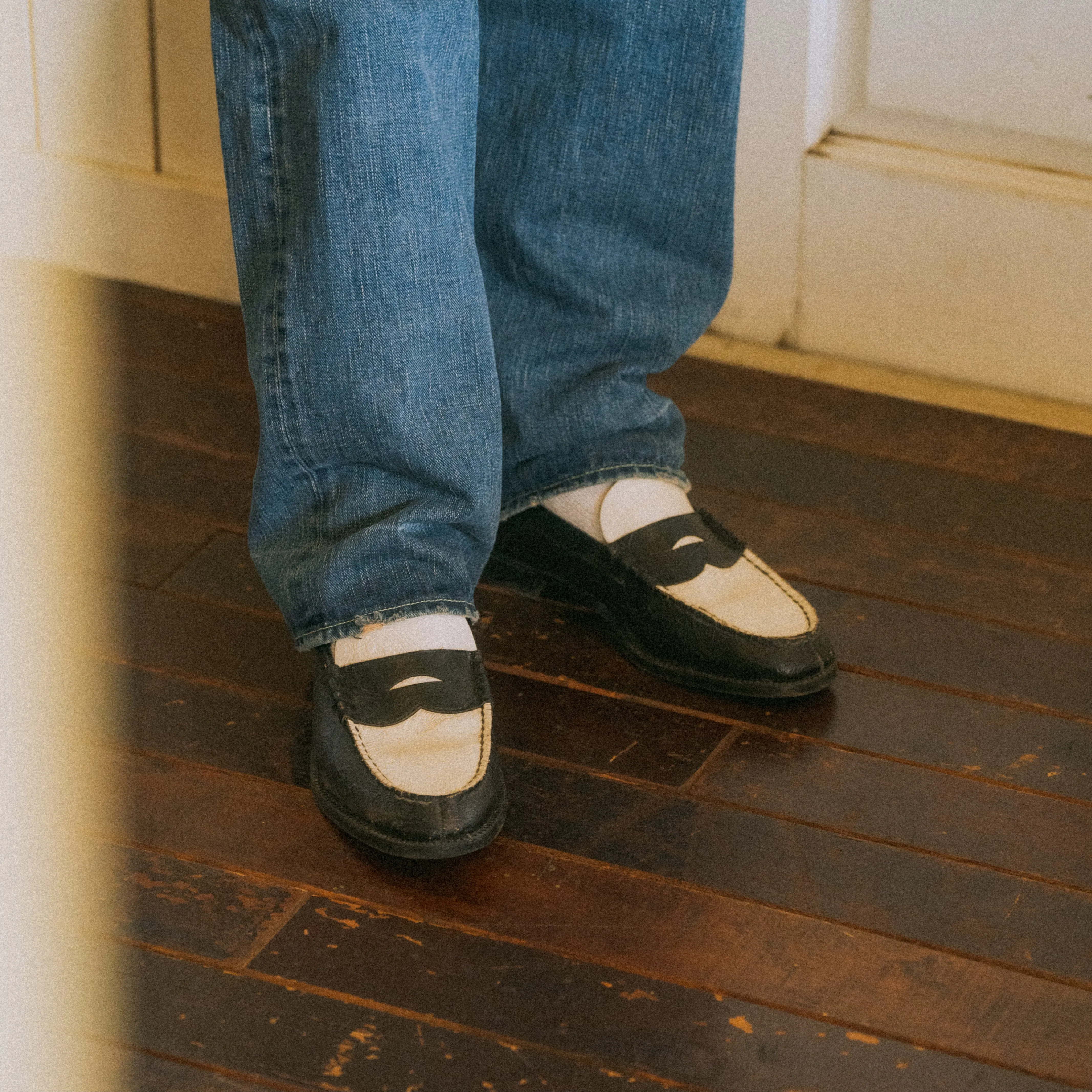 MENS EMBOSSED LOAFERS / BLACK WHITE PAISLEY