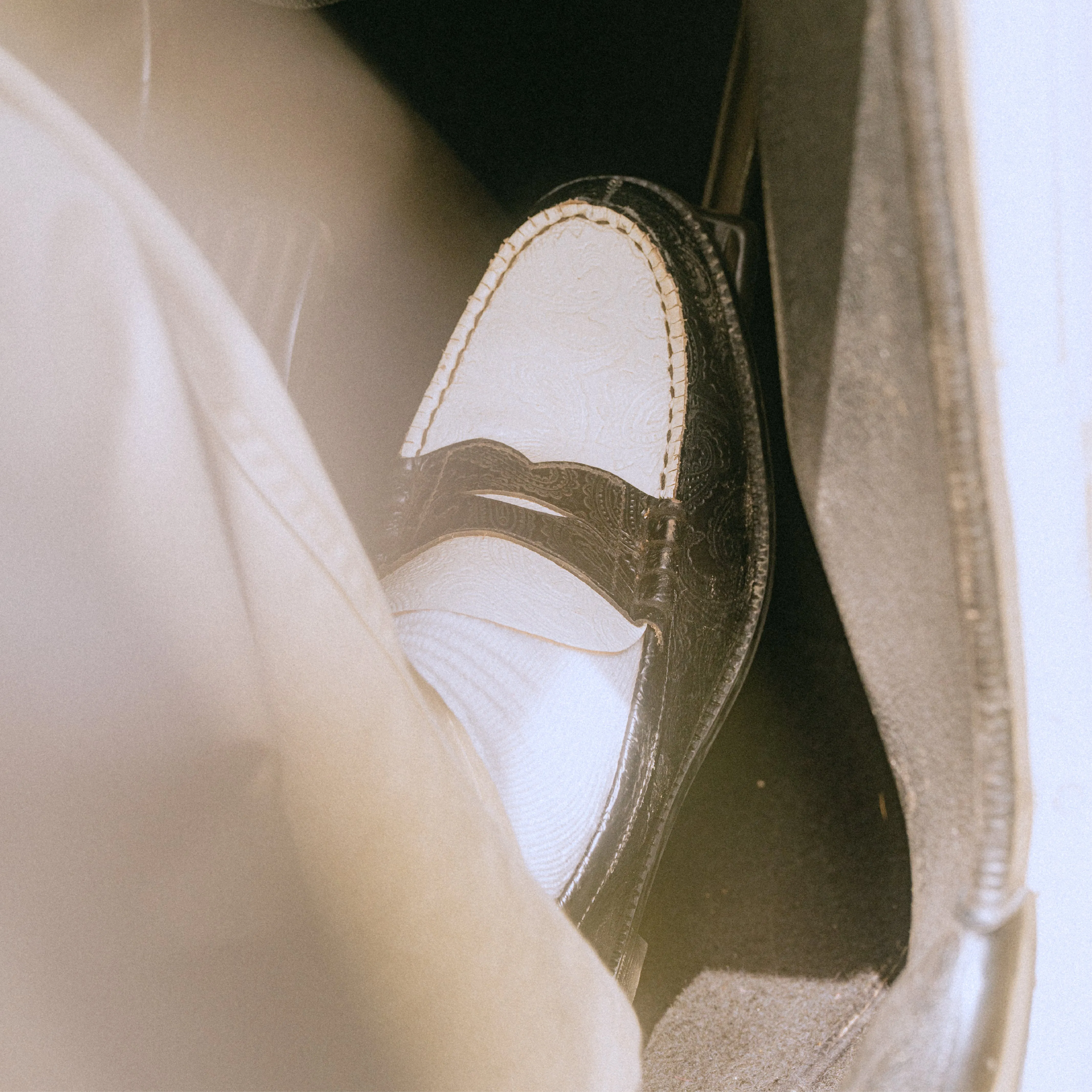 MENS EMBOSSED LOAFERS / BLACK WHITE PAISLEY
