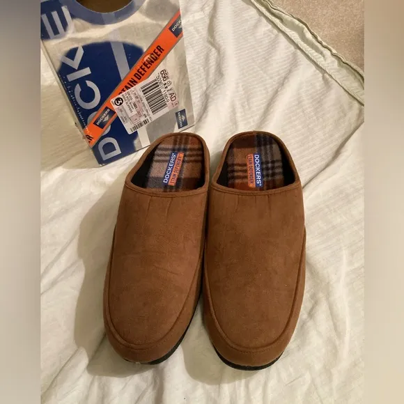 Men's size 13 wide Dockers slippers