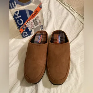 Men's size 13 wide Dockers slippers
