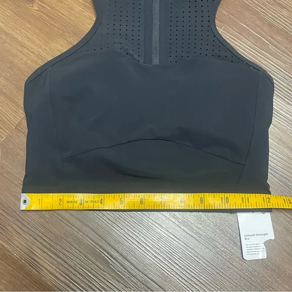 NWT Lululemon size 6 Unleash Strength Bra Medium Support Black Zip Up Perforated