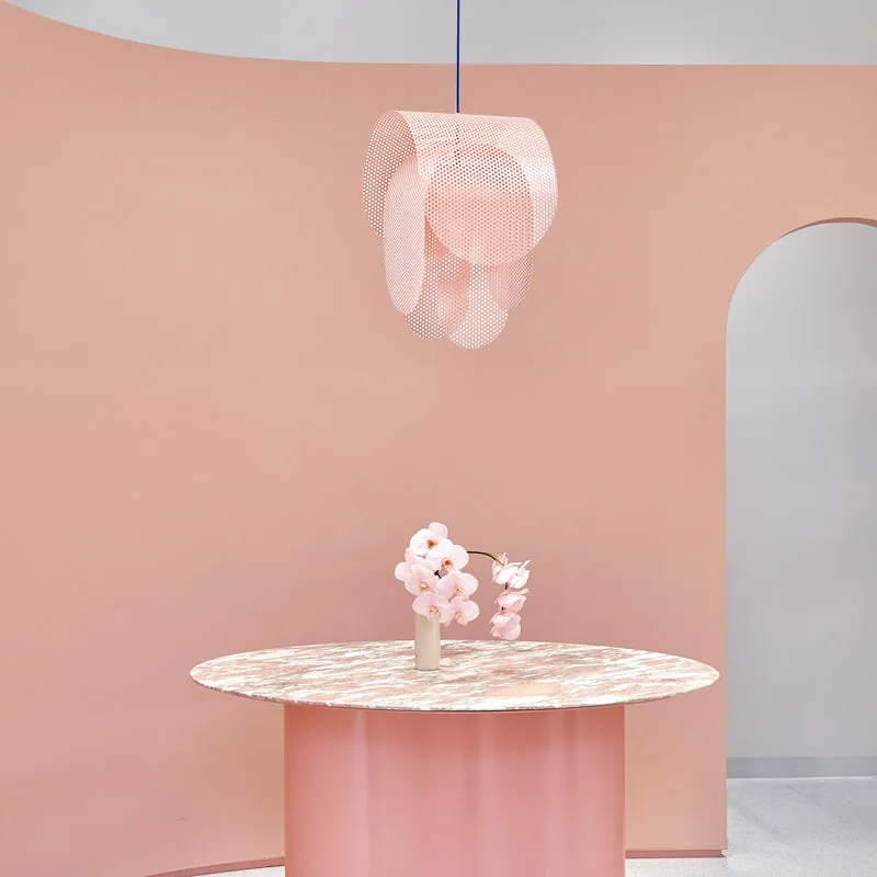 Perforated metal pendant light（Les luminaires en métal perforé）