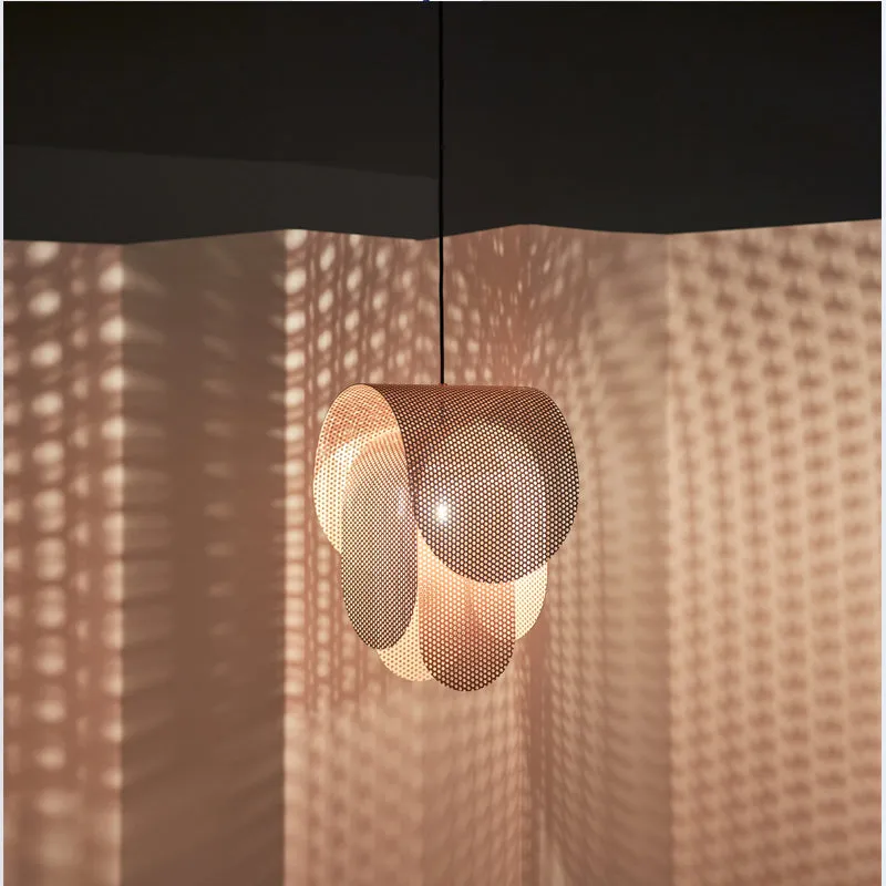 Perforated metal pendant light（Les luminaires en métal perforé）