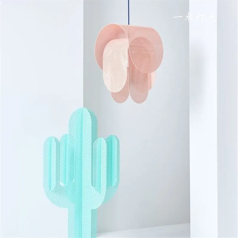 Perforated metal pendant light（Les luminaires en métal perforé）