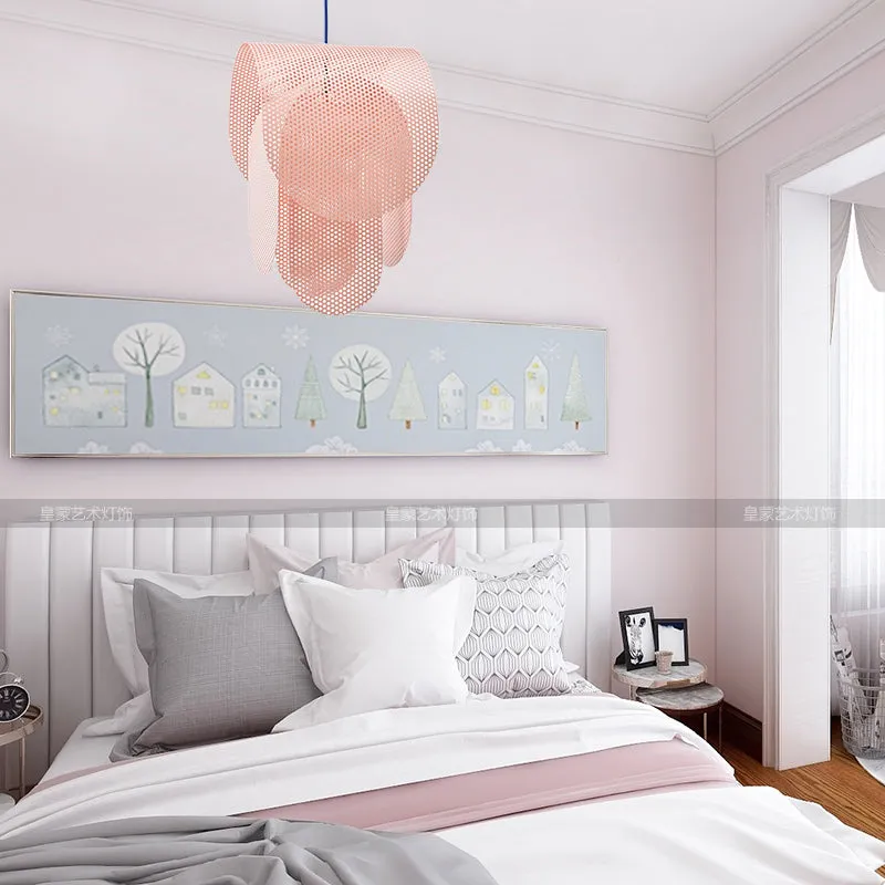 Perforated metal pendant light（Les luminaires en métal perforé）