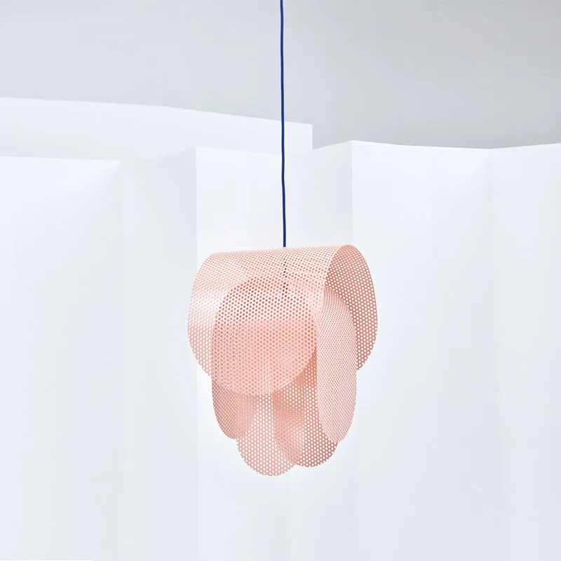 Perforated metal pendant light（Les luminaires en métal perforé）