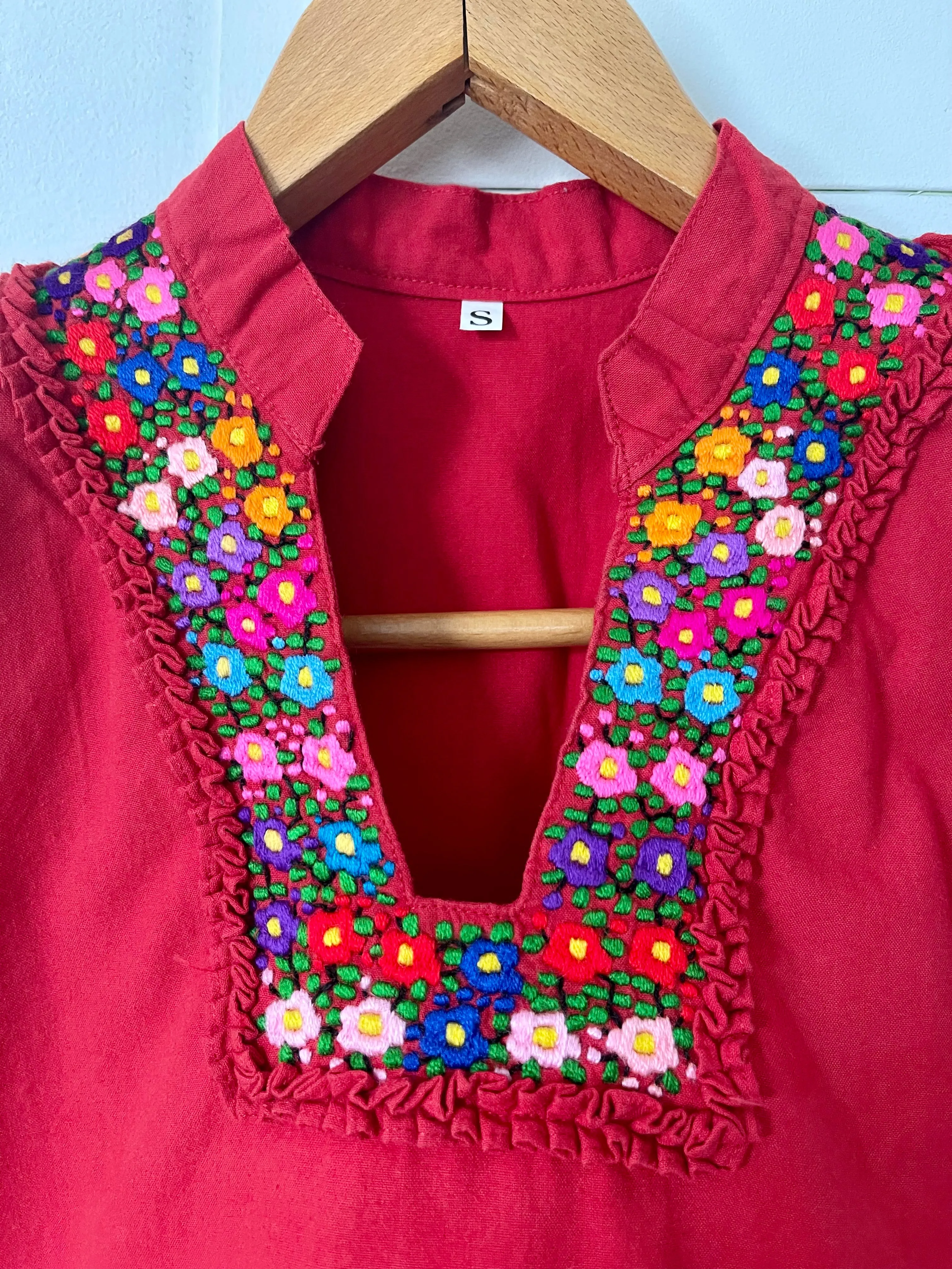 Size S Traditional Embroidered Top made in El Salvador-Blusa/Camisa hecha en El Salvador