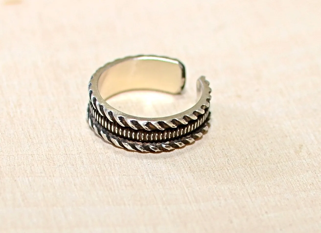 Sterling Silver Toe Ring with Geometrical Pattern and Dark Patina