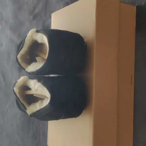 UGG ASCOT SLIPPERS