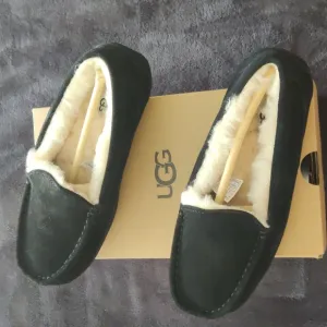 UGG ASCOT SLIPPERS